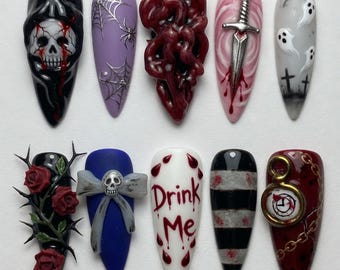 Uñas postizas de estilo gótico Alicia oscuras, hechas a mano, con calavera 3D, de terror, de terror, de un país de las maravillas espeluznante. Set de uñas personalizadas pintadas a mano de alta calidad.