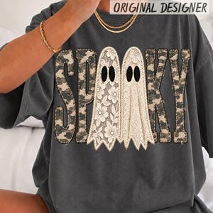 PNG assustador, estampa de camiseta fantasma estilo preppy para o Halloween, patch bordado falso com estampa de camuflagem e renda, estampa moderna para suéter de Halloween.
