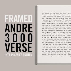 Op de afbeelding: Zwart-witte typografieprint met de tekst "FRAMED ANDRE 3000 VERSE INT'L PLAYER'S ANTHEM" en een songtekst over een meisje, een relatie en een spelershymne.