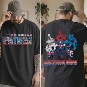Puede incluir: Camiseta negra con el texto "I AM THEIR FATHER" en un estilo de c&oacute;mic colorido. La parte trasera de la camiseta presenta un gr&aacute;fico del Capit&aacute;n Am&eacute;rica y otros personajes con el texto "BEST DAD EVER".