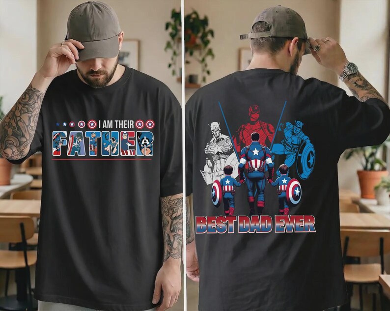 Puede incluir: Camiseta negra con el texto "I AM THEIR FATHER" en un estilo de c&oacute;mic colorido. La parte trasera de la camiseta presenta un gr&aacute;fico del Capit&aacute;n Am&eacute;rica y otros personajes con el texto "BEST DAD EVER".