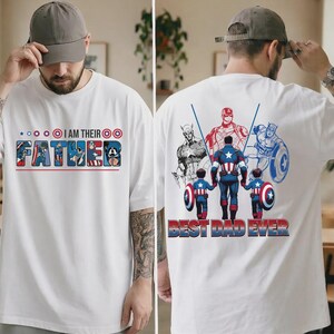 Puede incluir: Camiseta blanca con el texto "I AM THEIR FATHER" en un estilo de c&oacute;mic colorido. La parte trasera de la camiseta presenta al Capit&aacute;n Am&eacute;rica y otros personajes de c&oacute;mic con el texto "BEST DAD EVER" en rojo y azul.