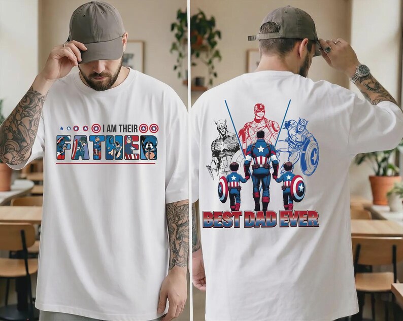 Puede incluir: Camiseta blanca con el texto "I AM THEIR FATHER" en un estilo de c&oacute;mic colorido. La parte trasera de la camiseta presenta al Capit&aacute;n Am&eacute;rica y otros personajes de c&oacute;mic con el texto "BEST DAD EVER" en rojo y azul.