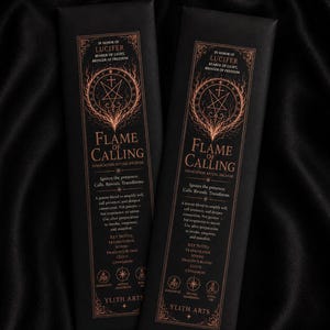 Può includere: Due scatole di incenso nere con testo e illustrazioni color rame. Il testo recita "Flame Calling" e "Invocation Ritual Incense". Le scatole presentano anche il testo "In Honor of Lucifer, Bearer of Light, Bringer of Freedom."