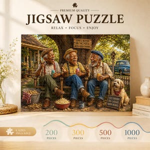 Può includere: Un puzzle raffigurante tre uomini anziani seduti su una panchina di legno sotto un albero, che ridono e tengono in mano delle bevande. Un cane è seduto nelle vicinanze. Il testo recita: JIGSAW PUZZLE, LIFE'S BETTER ON THE PORCH WITH GOOD FRIENDS, OLD FRIENDS BIG LAUGHS WARM HEARTS.