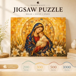 Könnte beinhalten: Ein Puzzle mit einer Mosaik-Illustration einer Frau in einem blau-roten Gewand, die ein Kind hält, umgeben von weißen Lilien vor goldenem Hintergrund. Der Text lautet JIGSAW PUZZLE, RELAX, FOCUS, ENJOY und 4 SIZES AVAILABLE.