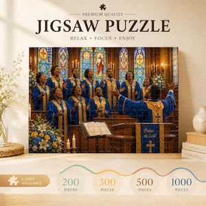 Può includere: Un puzzle raffigurante un coro in vesti blu e oro che canta in una chiesa con vetrate colorate. Il testo recita PREMIUM QUALITY JIGSAW PUZZLE, RELAX FOCUS ENJOY e Praise the Lord! Il puzzle è disponibile in 200, 300, 500 e 1000 pezzi.