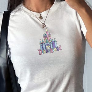Camiseta de bebé estilo años 90 con bordado del Castillo de Disneyland, camiseta para viaje a Disney, camiseta ajustada inspirada en Magic Kingdom, lindo atuendo con estética de parque. imagen 1