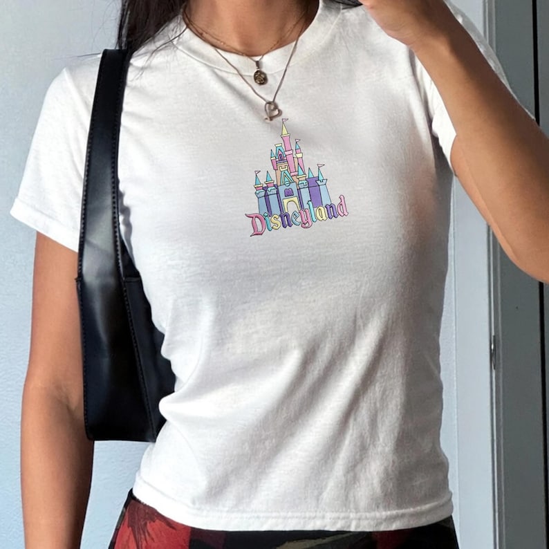Camiseta de bebé estilo años 90 con bordado del Castillo de Disneyland, camiseta para viaje a Disney, camiseta ajustada inspirada en Magic Kingdom, lindo atuendo con estética de parque. imagen 1