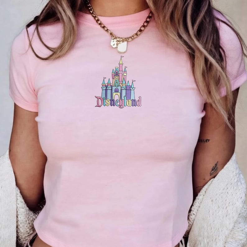Camiseta de bebé estilo años 90 con bordado del Castillo de Disneyland, camiseta para viaje a Disney, camiseta ajustada inspirada en Magic Kingdom, lindo atuendo con estética de parque. imagen 2