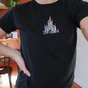 Camiseta de bebé estilo años 90 con bordado del Castillo de Disneyland, camiseta para viaje a Disney, camiseta ajustada inspirada en Magic Kingdom, lindo atuendo con estética de parque. imagen 8
