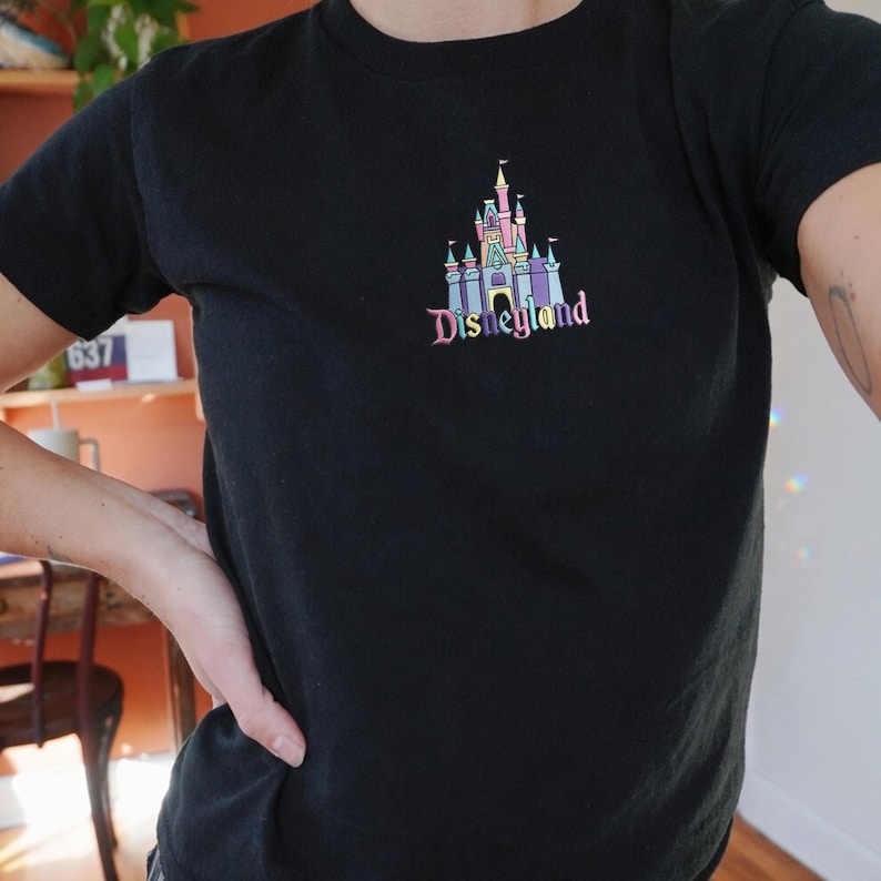 Camiseta de bebé estilo años 90 con bordado del Castillo de Disneyland, camiseta para viaje a Disney, camiseta ajustada inspirada en Magic Kingdom, lindo atuendo con estética de parque. imagen 8