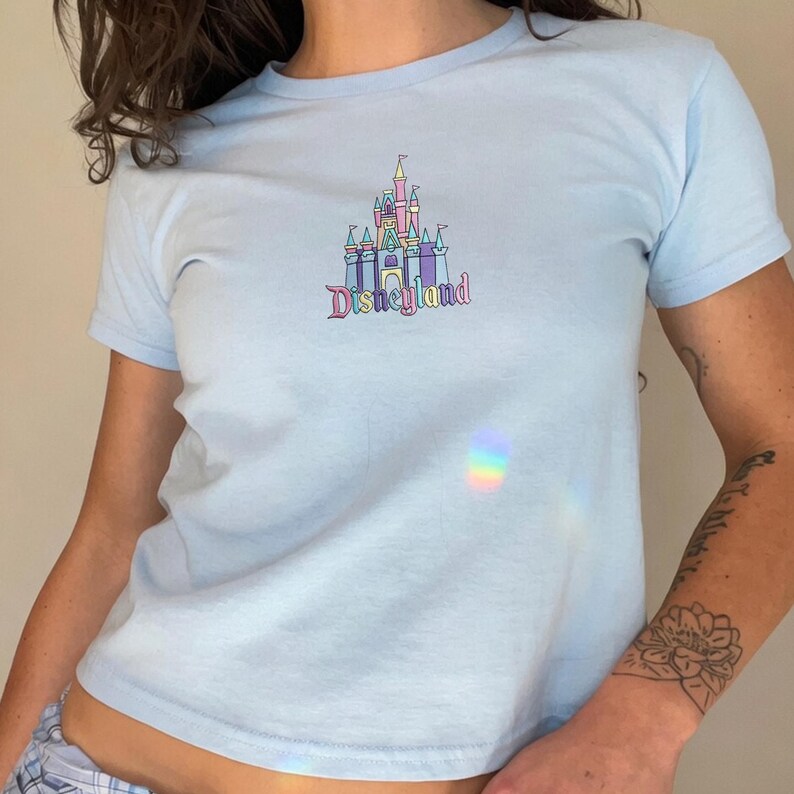 Camiseta de bebé estilo años 90 con bordado del Castillo de Disneyland, camiseta para viaje a Disney, camiseta ajustada inspirada en Magic Kingdom, lindo atuendo con estética de parque. imagen 6