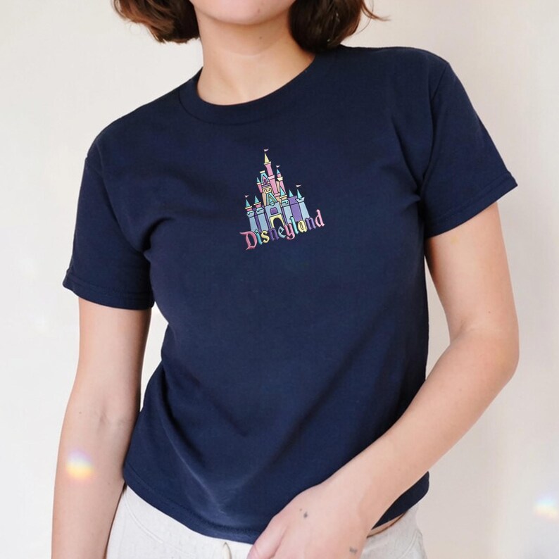 Camiseta de bebé estilo años 90 con bordado del Castillo de Disneyland, camiseta para viaje a Disney, camiseta ajustada inspirada en Magic Kingdom, lindo atuendo con estética de parque. imagen 4