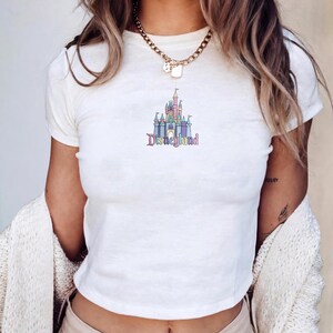 Camiseta de bebé estilo años 90 con bordado del Castillo de Disneyland, camiseta para viaje a Disney, camiseta ajustada inspirada en Magic Kingdom, lindo atuendo con estética de parque. imagen 3