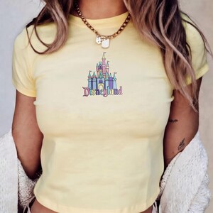 Camiseta de bebé estilo años 90 con bordado del Castillo de Disneyland, camiseta para viaje a Disney, camiseta ajustada inspirada en Magic Kingdom, lindo atuendo con estética de parque. imagen 7