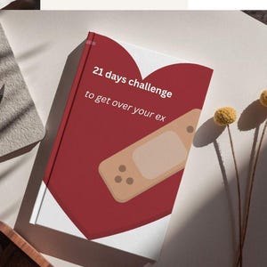 Può includere: Un libro di sfida di 21 giorni per superare l'ex con un cuore rosso e un'immagine di un cerotto sulla copertina, accompagnato da un tablet digitale, una penna e un certificato di completamento intitolato I Reclaimed Myself con un piano tracker.