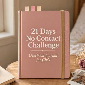 Può includere: Un diario con copertina rigida rosa polvere e chiusura con elastico. La copertina presenta una scritta bianca che recita 21 Days No Contact Challenge e Overbook Journal for Girls. Tre piccoli segnapagina rettangolari sporgono dal bordo.
