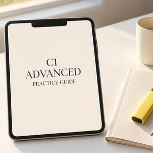 Könnte beinhalten: Ein Tablet mit schwarzem Rahmen zeigt den Text C1 ADVANCED PRACTICE GUIDE in schwarzer Serifenschrift auf cremefarbenem Hintergrund. Neben dem Tablet liegen ein beiges Notizbuch, ein gelber Textmarker, ein schwarzer Stift und eine weiße Tasse.