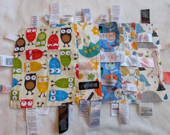 Manta sensorial pequeña para bebés con etiquetas