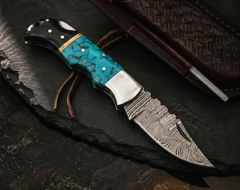Coltello pieghevole con manico in turchese di Damasco, lama forgiata a mano, corno di bufalo, fodero in pelle, regalo per lui.