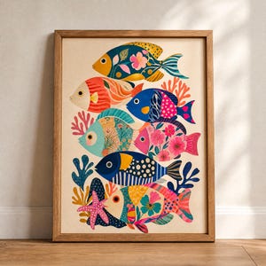 Könnte beinhalten: Ein gerahmter Kunstdruck mit sechs farbenfrohen Fischillustrationen. Jeder Fisch ist einzigartig mit floralen und geometrischen Mustern in Blau-, Rosa-, Orange- und Gelbtönen gestaltet. Das Kunstwerk umfasst Korallen und einen Seestern, vor einem cremefarbenen Hintergrund.
