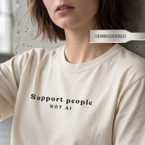 Broderad anti-AI-skjorta | Stöd människor, inte artificiell intelligens, bekväma färger, t-shirt