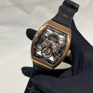 Puede incluir: Un reloj Vanguard en tono oro rosa con una correa de cuero negro. El reloj tiene una esfera esqueleto, que revela los intrincados mecanismos internos. El texto "Vanguard North" y "Seven Days" es visible en la esfera.