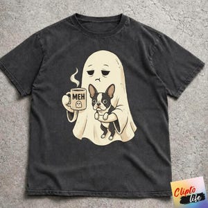 Könnte beinhalten: Ein anthrazitfarbenes T-Shirt mit einer Grafik eines cremefarbenen Geistes mit gelangweilt wirkendem Gesichtsausdruck. Der Geist hält eine dampfende Tasse mit der Aufschrift MEH und einem kleinen Geistersymbol und trägt eine französische Bulldogge.