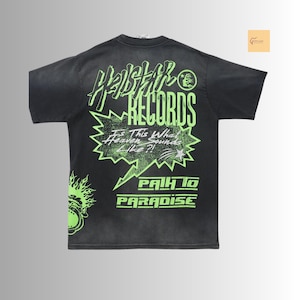 Camiseta urbana vintage extragrande con estampado gótico unisex.