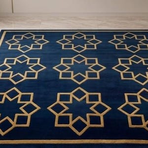 Könnte beinhalten: Ein rechteckiger, marineblauer Teppich mit einem goldenen geometrischen Sternmuster. Der Teppich hat einen goldenen Rand und neun sternförmige Designs. Dieser dekorative Teppich eignet sich für ein Wohn- oder Schlafzimmer. Ca. 240 cm x 300 cm.