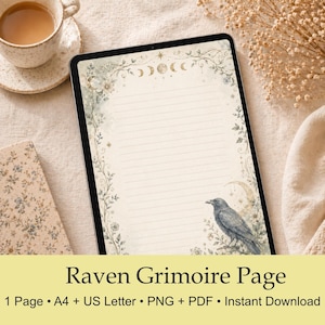 Può includere: Una pagina di grimorio digitale visualizzata su uno schermo di tablet con un'area di scrittura a righe incorniciata da illustrazioni botaniche, stelle e fasi lunari. Un corvo illustrato si trova nell'angolo in basso a destra.