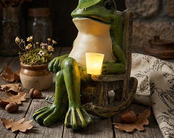 Figura de rana caprichosa en mecedora, decoración de rana Cottagecor, estatua de rana zen sosteniendo una taza, adorno de jardín de sapo adorable, regalo para amantes del té.