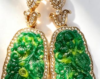 Pendientes colgantes de estilo jade verde tallado de inspiración vintage / Tono dorado