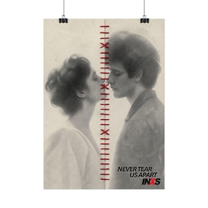 Peut inclure: Une affiche verticale présentant une image en noir et blanc en demi-teintes de deux personnes se faisant face, séparées par une ligne verticale centrale de fil rouge cousu. Le texte "NEVER TEAR US APART" et "INXS" avec un "XS" rouge est en bas à droite.