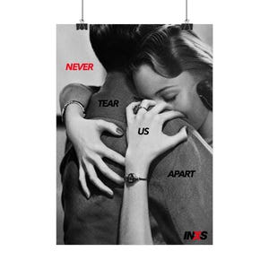 Peut inclure: Une affiche en noir et blanc montrant une étreinte avec le texte NEVER TEAR US APART et INXS. L'image représente deux silhouettes proches, avec une main portant un bracelet et une bague posée sur l'épaule de l'autre personne.