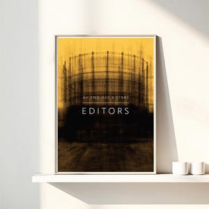 Peut inclure: Une affiche rectangulaire présentant une structure de gazomètre industrielle sombre et floue sur un fond jaune vif. Le texte "AN END HAS A START" apparaît au-dessus du mot "EDITORS" en blanc, centré au milieu de l'impression.