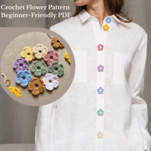 Può includere: Una camicia bianca abbottonata con bottoni a forma di fiori all'uncinetto colorati. L'immagine mostra anche una collezione di fiori all'uncinetto in vari colori, tra cui giallo, rosa, blu e verde. Il testo sull'immagine recita "Crochet Flower Pattern Beginner-Friendly PDF."