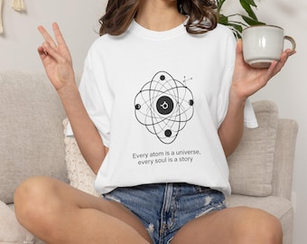 Cada átomo es un universo, cada alma es una historia - Camiseta de filosofía científica - Camiseta con diseño de átomo y universo