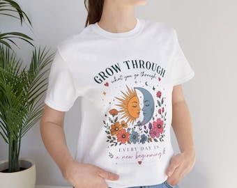 Camiseta con estampado floral "Crece a través de lo que te hace crecer" / Camiseta con cita inspiradora "Sol y Luna"