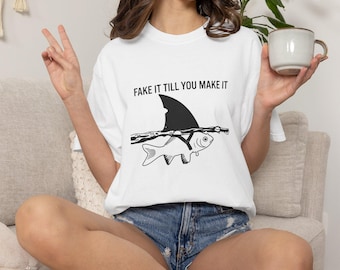 Camiseta con estampado de tiburón y pez "Finge hasta que lo consigas" / Camiseta divertida con gráfico del océano