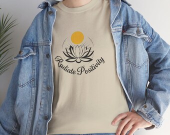 ポジティブなエネルギーを放つシャツ、ヨガインストラクターへのギフトアイデア、美しい蓮の花のグラフィックTシャツ、ボヘミアンな太陽のTシャツ、メンタルヘルスTシャツ