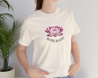 Camiseta "Sin barro no hay loto", camiseta con estampado de flor de loto, regalo para amantes del yoga, camiseta de atención plena, top floral inspirador, ropa con cita sobre la resiliencia.