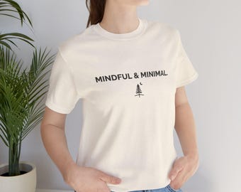 Camiseta unisex de algodón con estampado sencillo de árbol y luna, ideal para amantes del yoga y el estilo de vida zen. Camiseta de estilo relajado para yoga y como regalo espiritual.