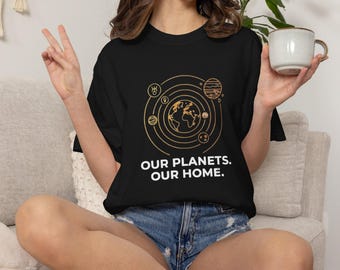 Nuestros planetas, nuestro hogar / Gráfico minimalista del sistema solar / Camiseta de la serie cósmica / Merchandising para fans de la astronomía / Camiseta espacial unisex