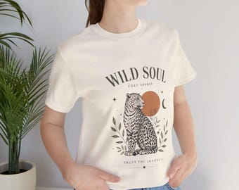Camiseta Wild Soul Leopard / Ilustración de leopardo vintage, diseño bohemio de luna y sol