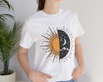 Camiseta Sun Moon Yin Yang: Captura el sol, cabalga la luna. Camiseta con estampado bohemio de naturaleza para mujer y hombre. Diseño de montaña celestial.