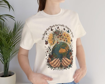Camiseta Manos de Madre Sosteniendo la Tierra / Las Manos Que Mecen la Cuna / Camiseta Eco Mother