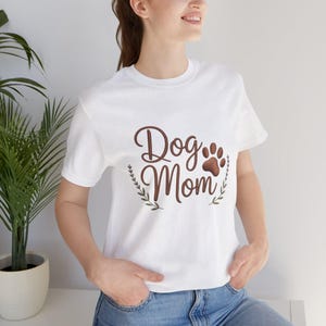 Camiseta con estampado de huella de perro para mamás perrunas / Camiseta gráfica para amantes de las mascotas