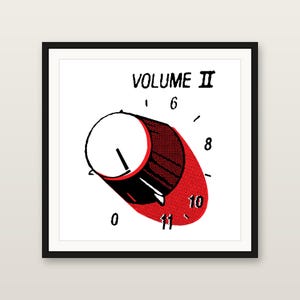 Puede incluir: Una impresión cuadrada enmarcada que presenta una ilustración gráfica en blanco y negro de una perilla de volumen. La perilla se sitúa sobre un fondo circular rojo con el texto VOLUME II impreso arriba y los números del 0 al 11 alrededor.